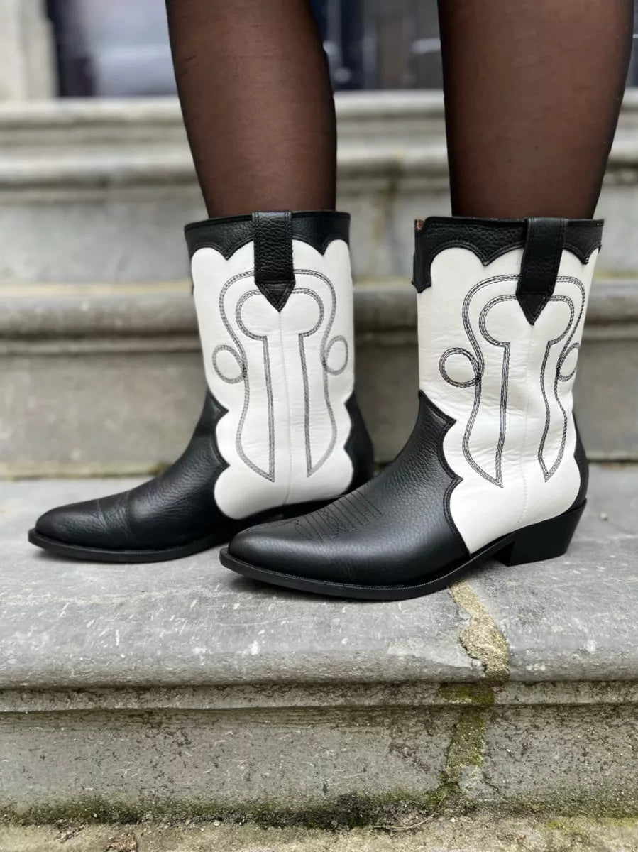 Dwrs Cardiff Black White Western